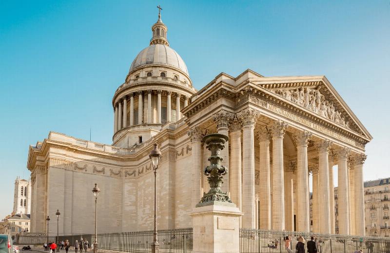 Terrasse de café parisien pittoresque avec vue sur Notre-Dame et les rives de la Seine animées